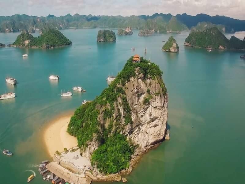 Signature_Halong_deluxe_cruise_titop_island