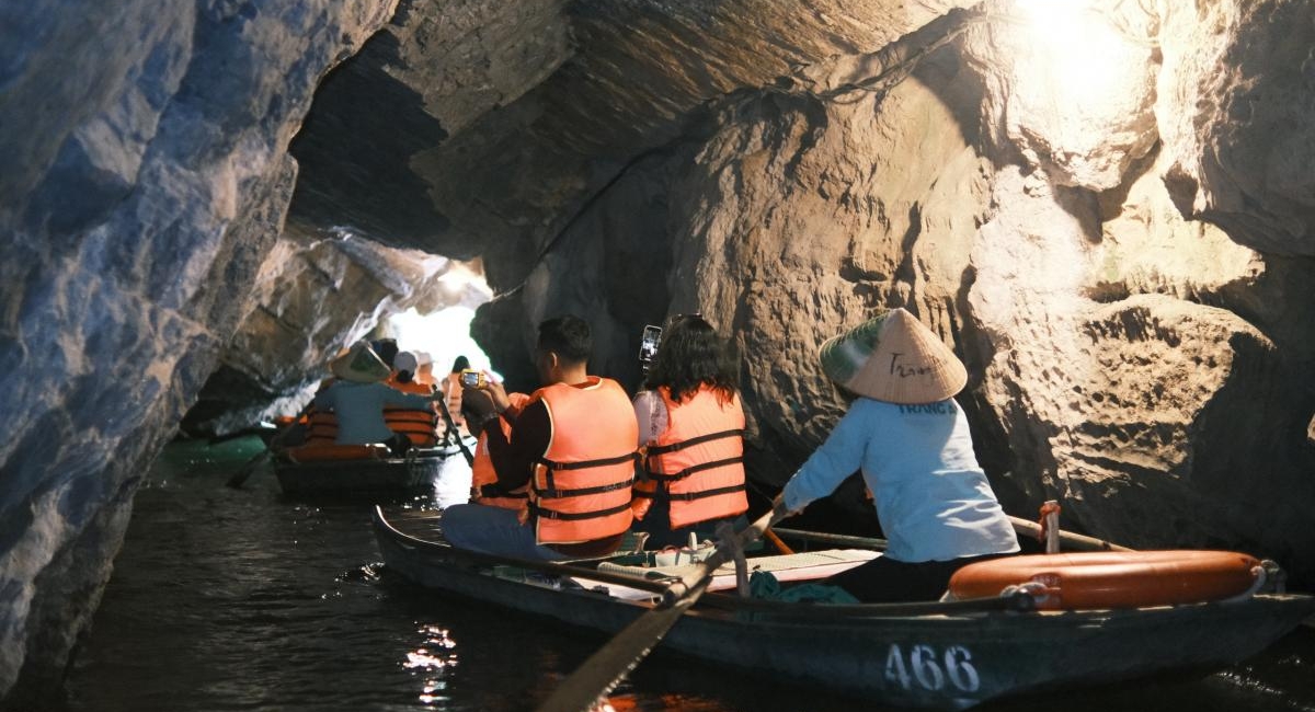 Trang_An_boat_trip_Signature_Ninh_Binh
