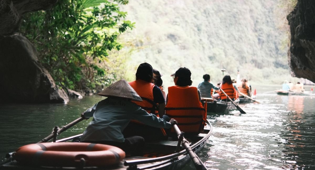 Signature_Ninh_Binh_Trang_An_boat_trip