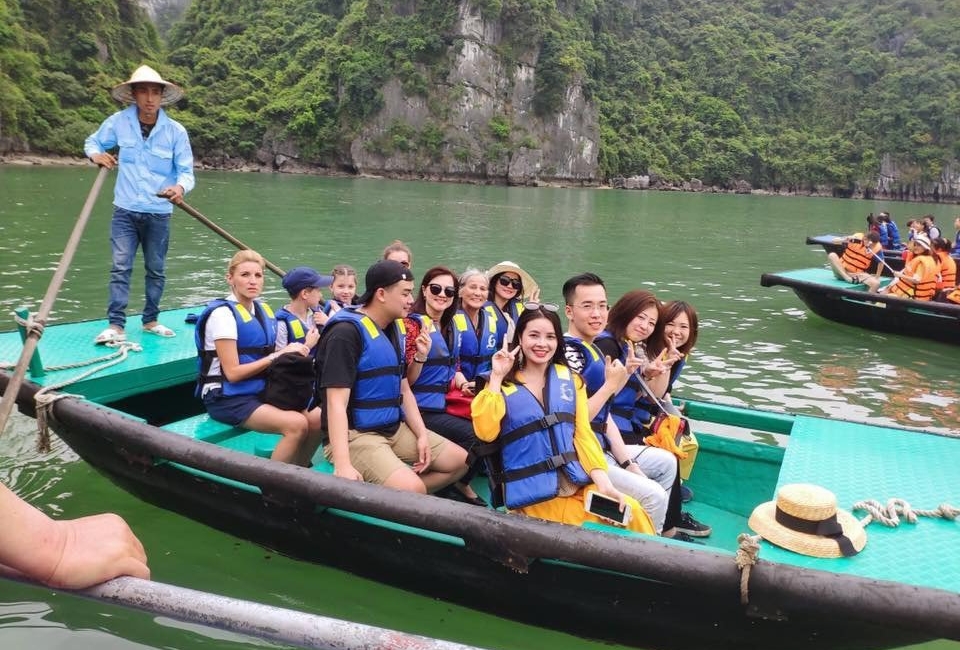 Signature_Halong_deluxe_cruise-bamboo-boat