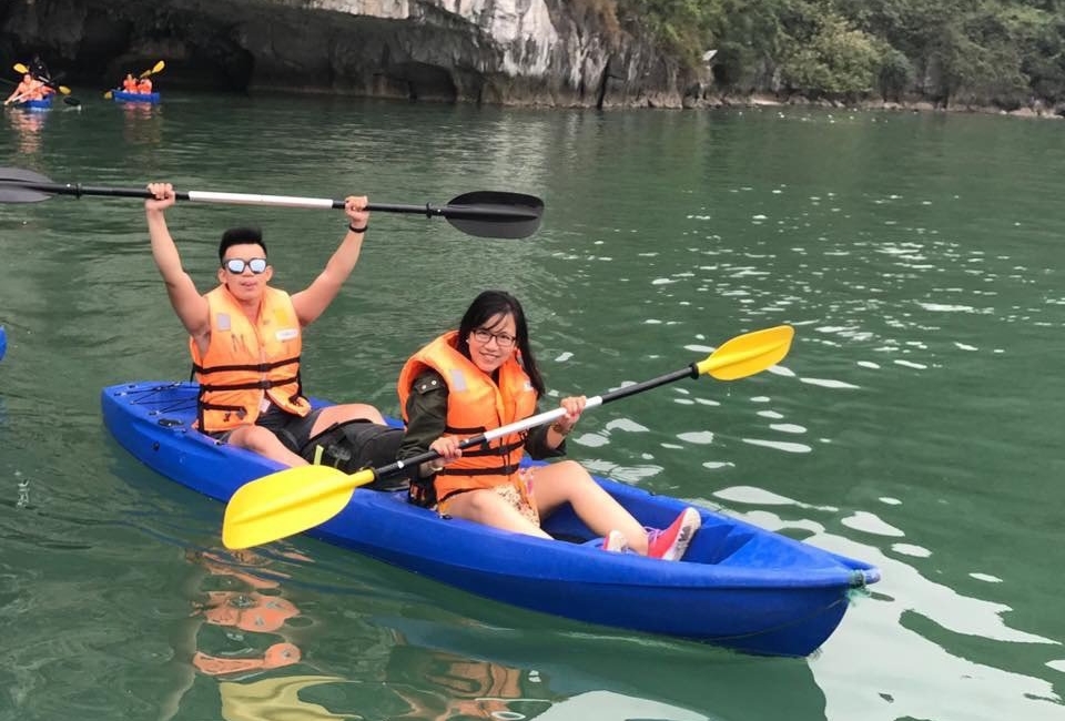 Signature_Halong_deluxe_cruise-kayaking
