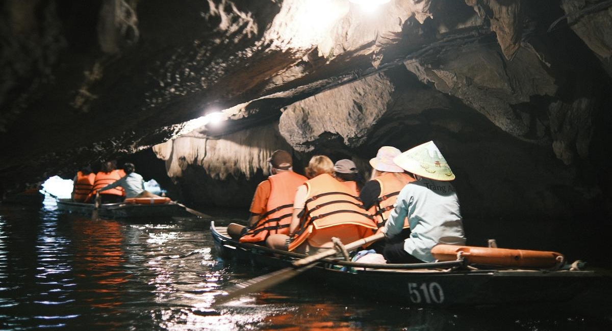 Signature_Ninh_Binh_Trang_An_boat_trip