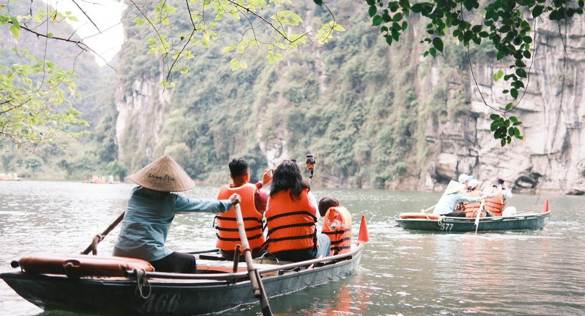 Trang_An_boat_trip_Signature_Ninh_Binh